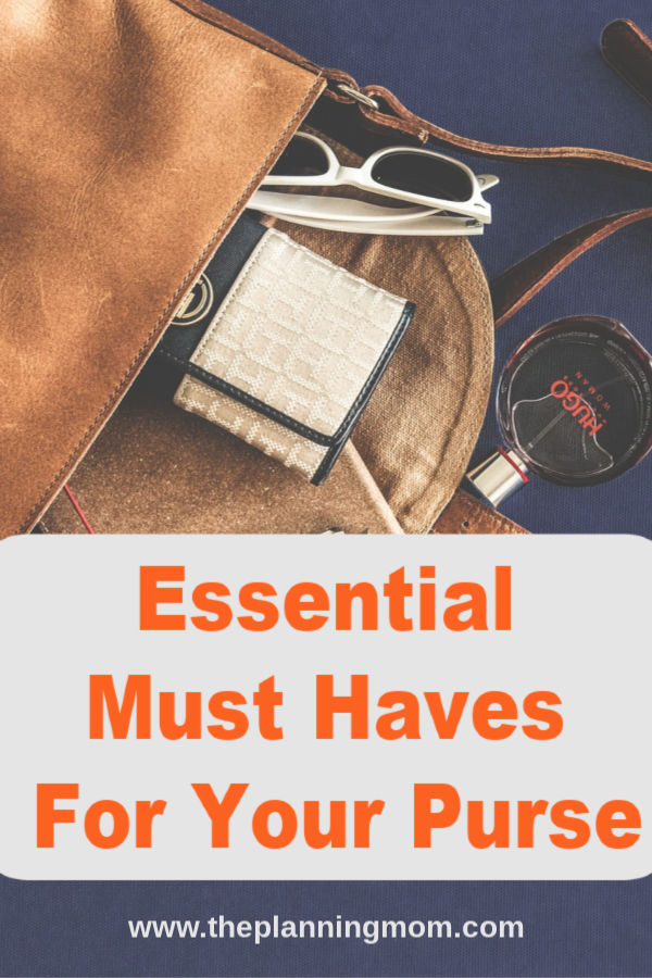 Best essential items to keep in your purse. All things a mom should keep in her purse. How to keep your purse organized.