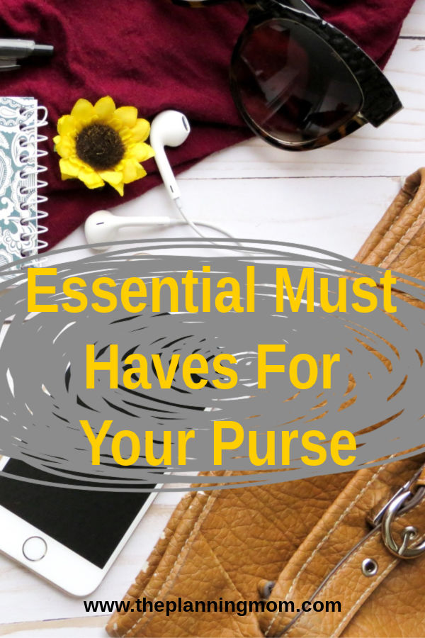 Tips for what to keep in your purse and how to organize the items in your purse.